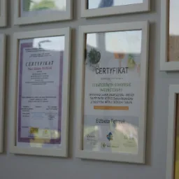 Ściana z kilkoma oprawionymi certyfikatami i dyplomami, w tym certyfikat uczestnictwa w III Narodowym Kongresie Naturoterapii potwierdzający udział Elżbiety Petrzak w kongresie dotyczącym...