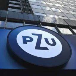 Logo PZU umieszczone na elewacji nowoczesnego biurowca z lustrzanymi oknami, widok z dołu.