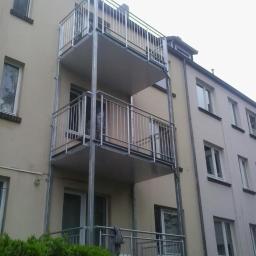 konstrukcja stalowa balkonów wraz z balustradami