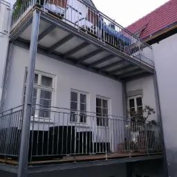 konstrukcje stalowe balkonów z balustradami z płaskowników