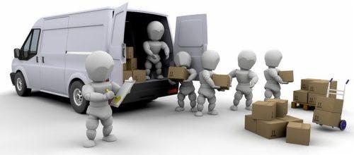 Animacja 3D przedstawiająca załadunek kartonów do białego furgonetki przez postacie przypominające manekiny, jeden z nich trzymający clipboard.