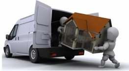 Animowana ilustracja przedstawiająca dwie postacie wnoszące model domu do otwartego furgonetki. Dom ma pomarańczowy dach, a tło jest białe.