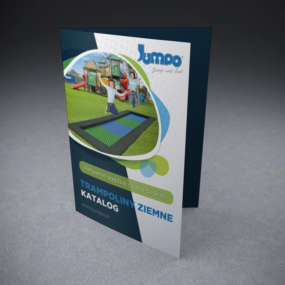 Katalog reklamowy trampolin ziemnych marki Jumpo, prezentujący wizualizację trampoliny wkomponowaną w krajobraz placu zabaw.
