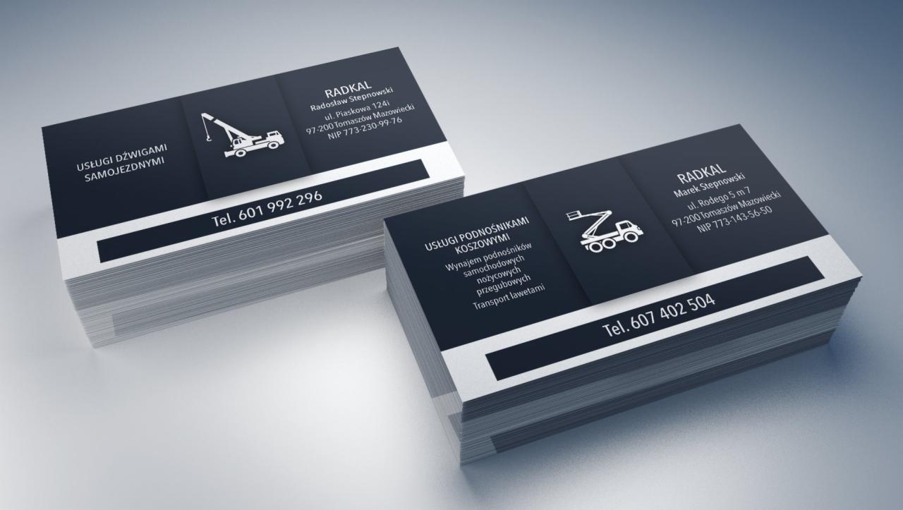Stosy wizytówek firmy RADKAL z Tomaszowa Mazowieckiego, oferującej usługi dźwigami samojezdnymi i podnośnikami koszowymi, z numerami telefonów i danymi adresowymi.
