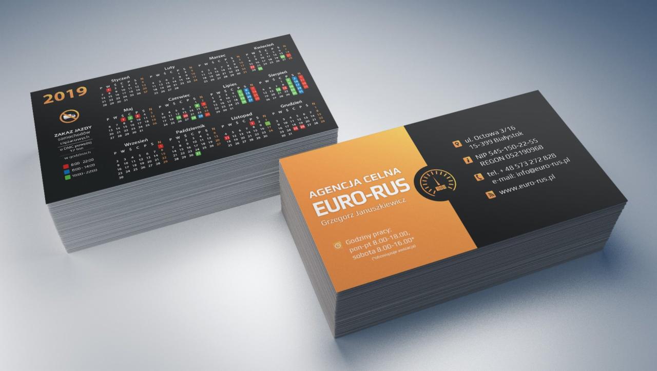 Stosy wizytówek i kalendarzyków listkowych Agencji Celnej Euro-Rus z czarno-pomarańczowym logo, adresami i godzinami pracy na jasnoszarym tle.
