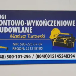 Wizytówka z niebieskim tłem prezentująca usługi remontowo-wykończeniowe i budowlane firmy Mariusz Turowski, z grafiką miarki zwijanej, skrzynki narzędziowej i kasku ochronnego.
