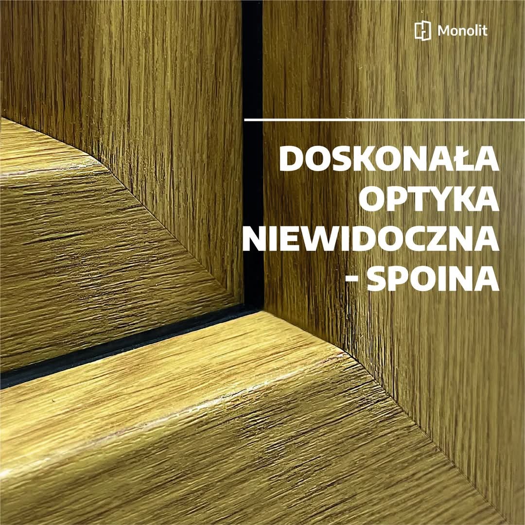 Detal narożnika ramy okiennej z imitacją drewna, prezentujący niewidoczną spoinę i doskonałą optykę, z logo producenta w prawym górnym rogu.