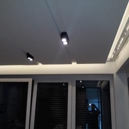 Sufity podwieszane z wnękami na tuby i karnisze z podłączeniem paska LED 