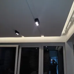 Sufity podwieszane z wnękami na tuby i karnisze z podłączeniem paska LED