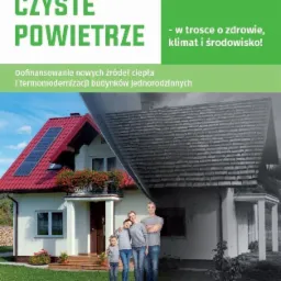 Grafika promująca program dofinansowań termomodernizacji: połowa zdjęcia przedstawia dom z panelami słonecznymi i kwiatami, druga połowa domu jest szara i bez modernizacji; na pierwszym planie...