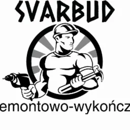 Logo firmy SVARBUD przedstawiające muskularnego mężczyznę w kasku budowlanym, trzymającego w jednej ręce wiertarkę, a w drugiej młotek, otoczonego okręgiem z promieniami i napisem 'usługi...