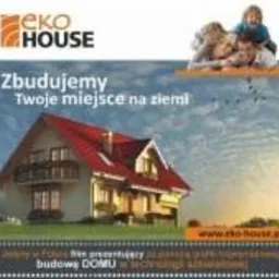Grafika reklamowa firmy Eko House prezentująca dom z czerwonym dachem i balkonem, z hasłem 'Zbudujemy Twoje miejsce na ziemi' oraz logo firmy i adresem strony internetowej. W tle widoczna rodzina.