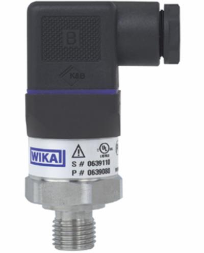 Czujnik ciśnienia WIKA z gwintowanym przyłączem i czarną obudową złącza elektrycznego, widoczny numer seryjny i logo producenta.