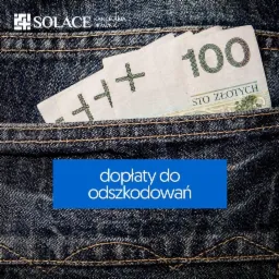 Banknoty 100 złotych częściowo widoczne w kieszeni dżinsów, z niebieskim paskiem z napisem 'dopłaty do odszkodowań' na pierwszym planie.