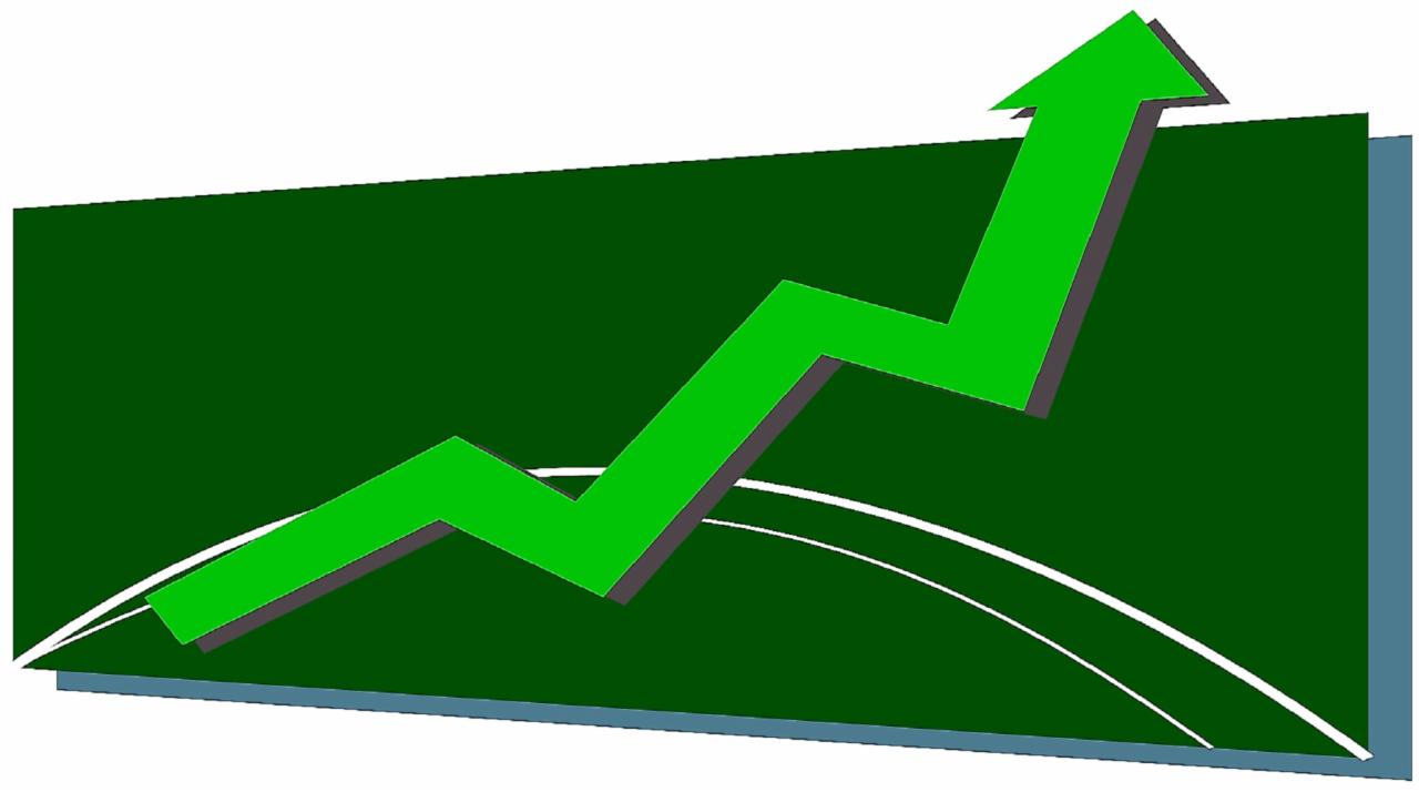 Grafika przedstawiająca zieloną strzałkę wzrostową na ciemnozielonym tle z białymi liniami, sugerująca pozytywny trend.