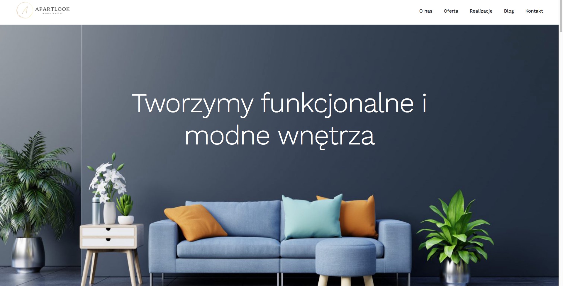 Teksty na stronę Apartlook.pl w Kielcach: Wizualizacja wnętrza z niebieską sofą, stolikiem z kwiatami i roślinami w donicach na tle szarej ściany.