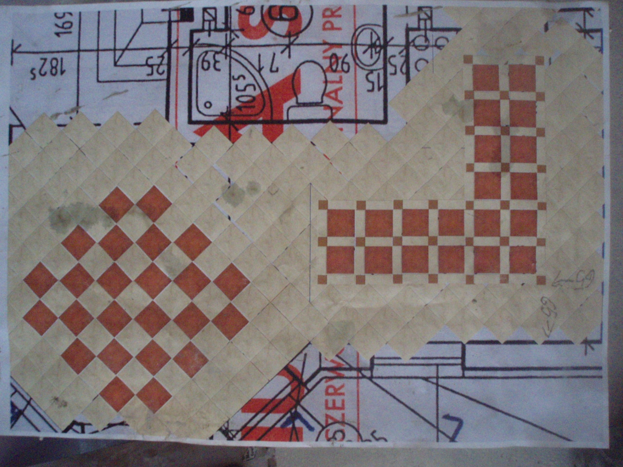 Naklejone fragmenty wzorów kafelkowych na planie architektonicznym, prezentujące różne układy kwadratowych płytek w kolorach beżowym i ceglastym, z widocznymi odręcznymi notatkami na planie.