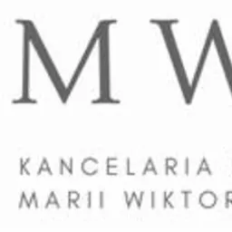 Logo Kancelarii Radcy Prawnego Marii Wiktorowicz, szare litery K, R, P, M, W nad napisem KANCELARIA RADCY PRAWNEGO MARII WIKTOROWICZ, szara linia pod literami.