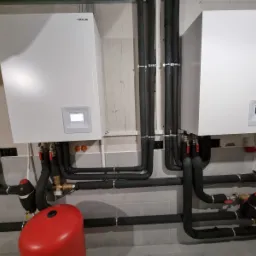 Pompy ciepła Hitachi 24kW ogrzewające budynek użytkowy oraz część mieszkalną o powierzchni 1000m2.