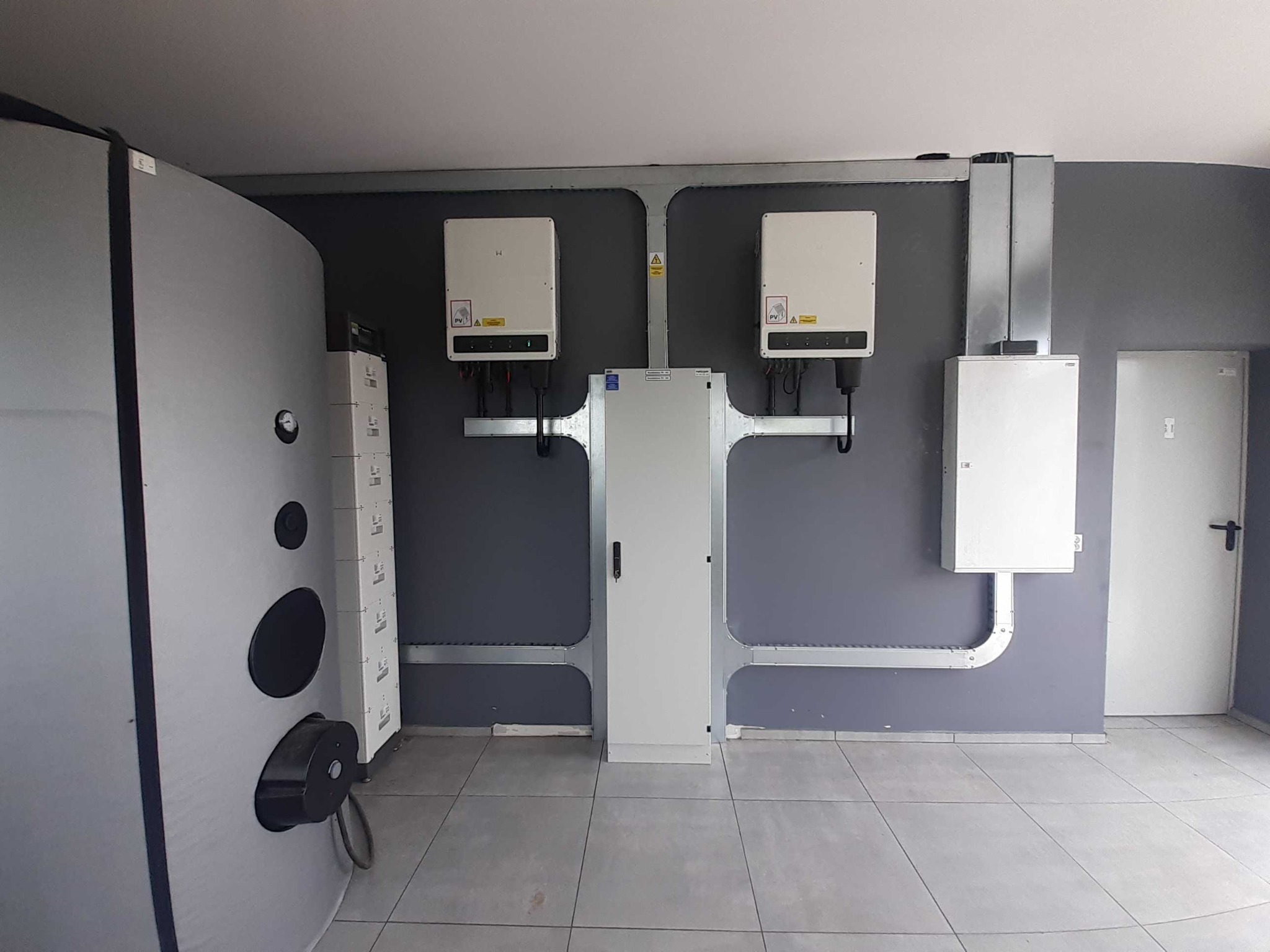 Montaż instalacji fotowoltaicznej z magazynem energii.