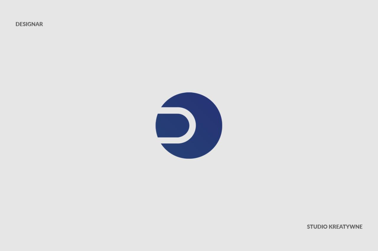 Abstrakcyjne logo w kolorze granatowym przedstawiające literę 'D' w okręgu na jasnoszarym tle z subtelnym brandingiem 'DESIGNAR' i 'STUDIO KREATYWNE'.