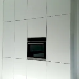 Zabudowa w białym połysku