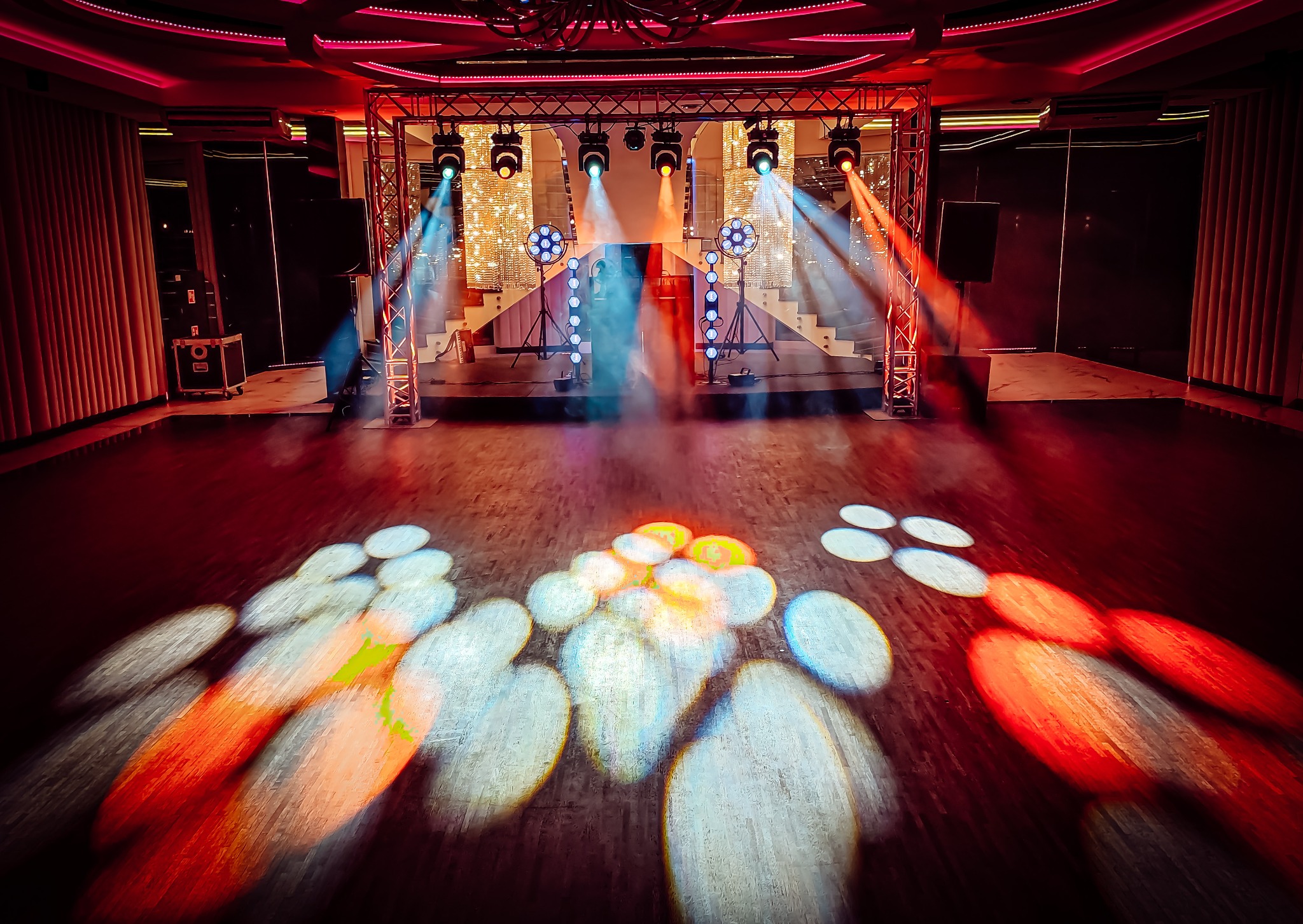 Pusta scena z oświetleniem scenicznym, kratownicą i wytwornicą dymu, przygotowana do występu.