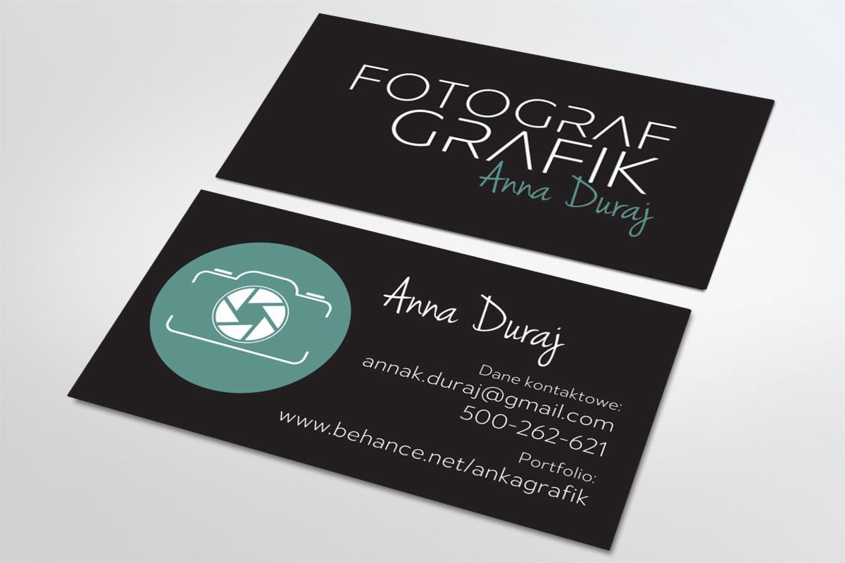 Wizytówka fotograf i grafik Anna Duraj z Pabianic, prezentująca logo z motywem aparatu i dane kontaktowe.