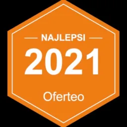 Pomarańczowa odznaka Oferteo 'Najlepsi 2021' na czarnym tle.