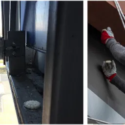 Pracownik na wysokościach, zabezpieczony linami, aplikuje preparat odstraszający ptaki na elewacji budynku. Widoczny żel w przezroczystym pojemniku na konstrukcji budynku.