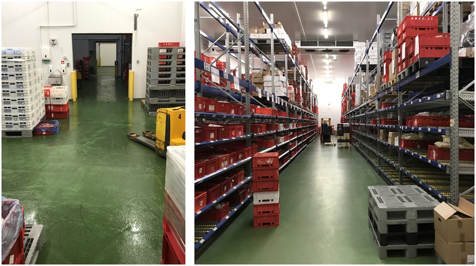 Wnętrze chłodni magazynowej z regałami wypełnionymi czerwonymi skrzynkami, widoczny wózek widłowy i palety, zielona posadzka z połyskiem.