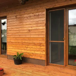 Drzwi moskitierowe w kolorze złoty dąb struktura drewna.