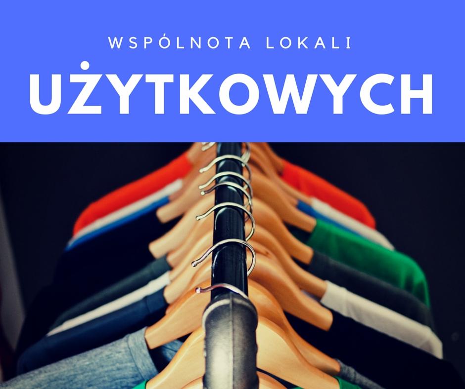 Wspólnota lokali użytkowych: Rząd kolorowych ubrań na drewnianych wieszakach, widocznych od dołu, pod niebieskim banerem z białym napisem.