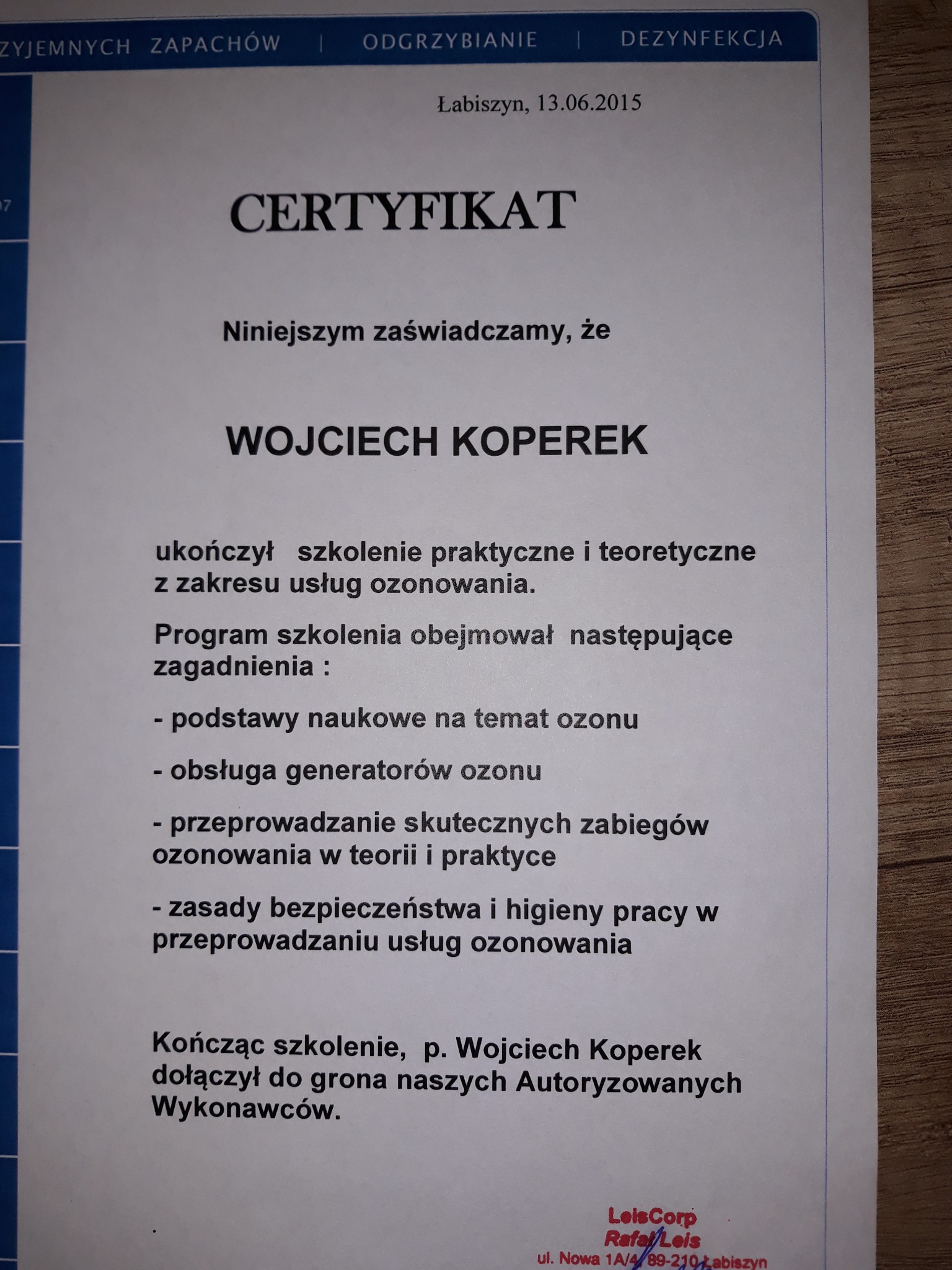 Skan certyfikatu ukończenia szkolenia z zakresu usług ozonowania dla Wojciecha Koperka, wydany w Łabiszynie 13.06.2015, dokument informuje o ukończeniu szkolenia praktycznego i teoretycznego...