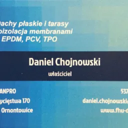 Wizytówka firmy FHU DANPRO z danymi kontaktowymi Daniela Chojnowskiego, specjalizującej się w dachach płaskich, tarasach i hydroizolacji membranami EPDM, PCV, TPO.