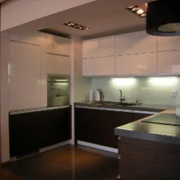 Nowoczesna kuchnia z białymi szafkami górnymi i ciemnobrązowymi dolnymi, oświetlenie punktowe, szklany panel nad blatem, płyta indukcyjna i czarny okap cylindryczny.