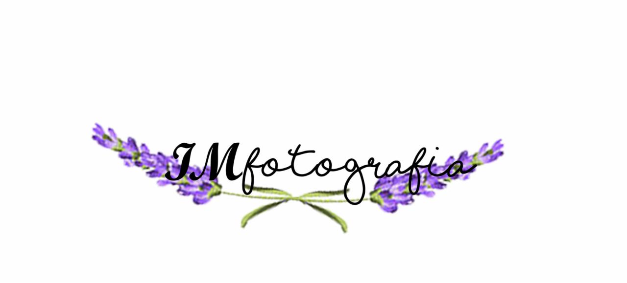 Logo firmy fotograficznej 'JMfotografia' z fioletowymi kwiatami lawendy ułożonymi w łuk.