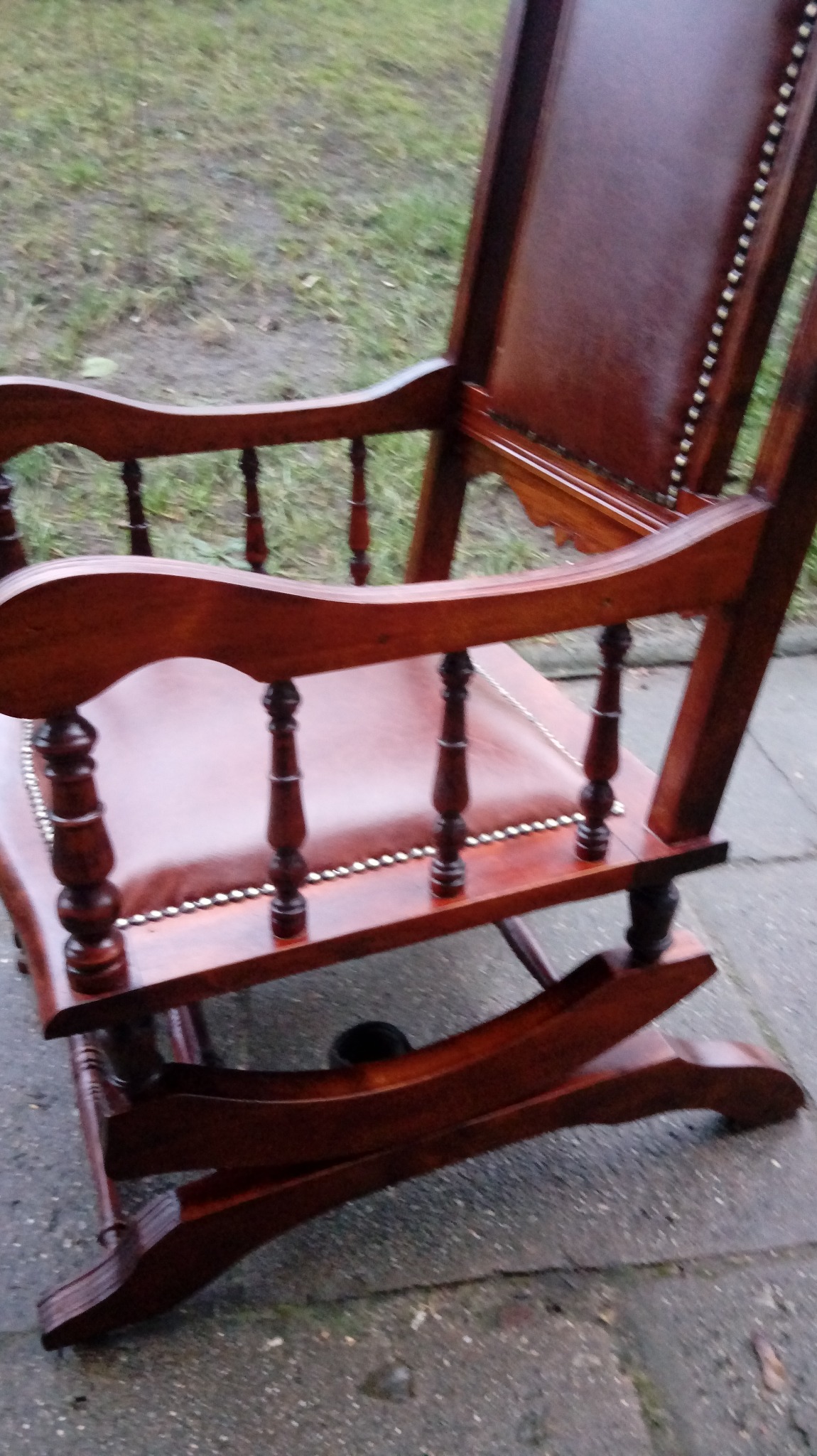 Tego typu meble z wykorzystaniem skóry naturalnej także naprawiamy.