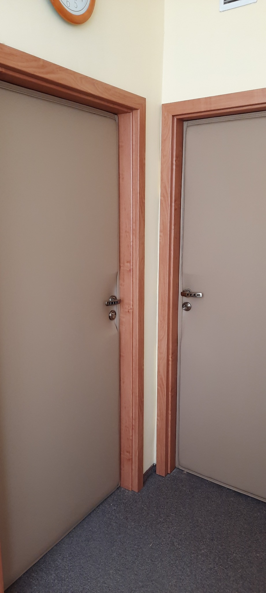 Wytłumianie drzwi w mieszkaniach i gabinetach.