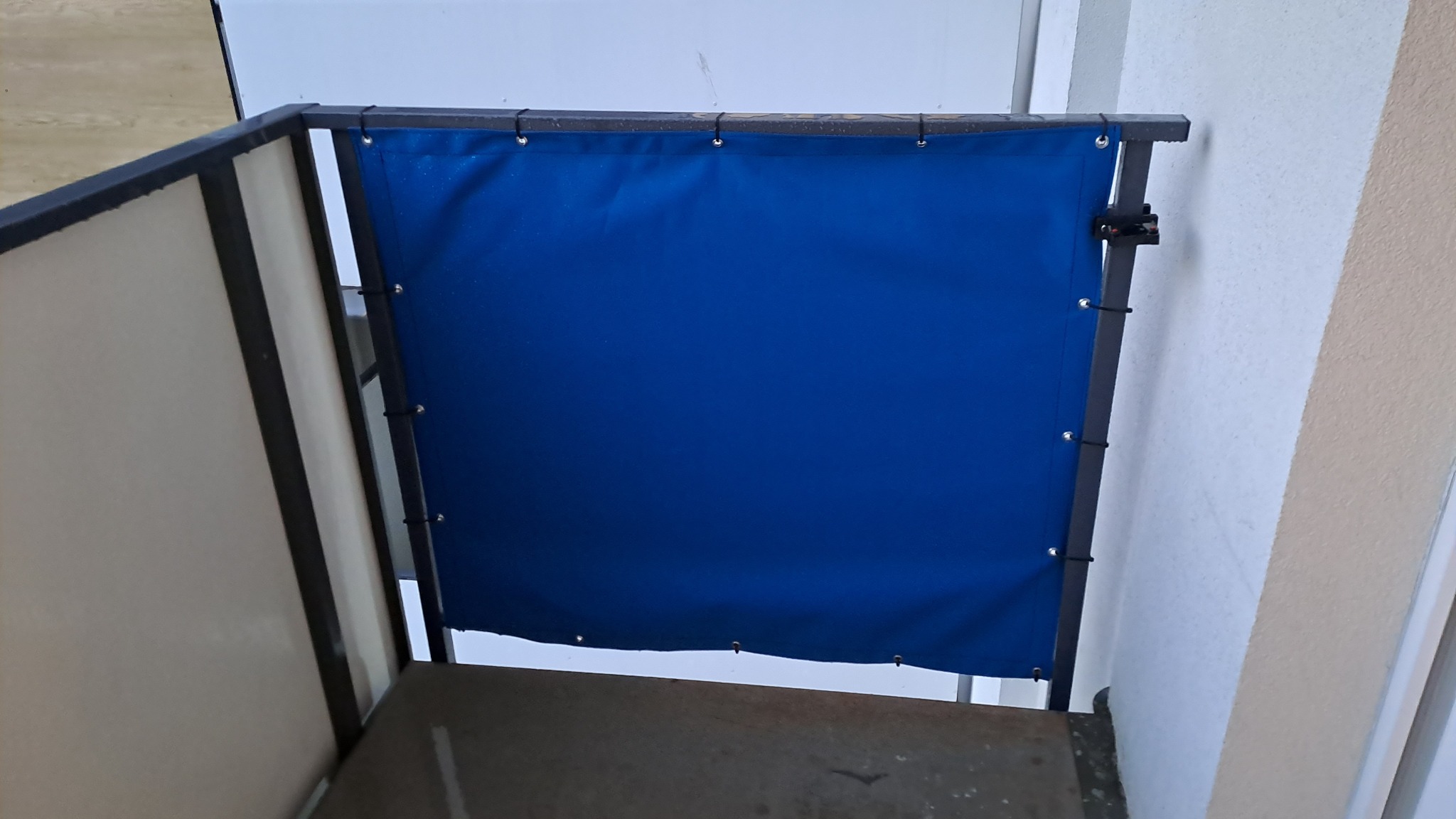 Osłony na balkony, tarasy z wysokiej klasy tkanin, używanych m. innymi na jachty.