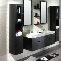 CITY CREATE BARTOSZ WANOT - Nowoczesna aranżacja łazienki w Pozezdrzu: czarne szafki wiszące z lustrami, biała umywalka z podwójną armaturą oraz płytki w mozaikę na ścianie. Na podłodze czarna półka na kapcie.