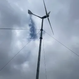 Turbina North 3,6kW na 9-ciometrowym maszcie. Montaż na gruncie