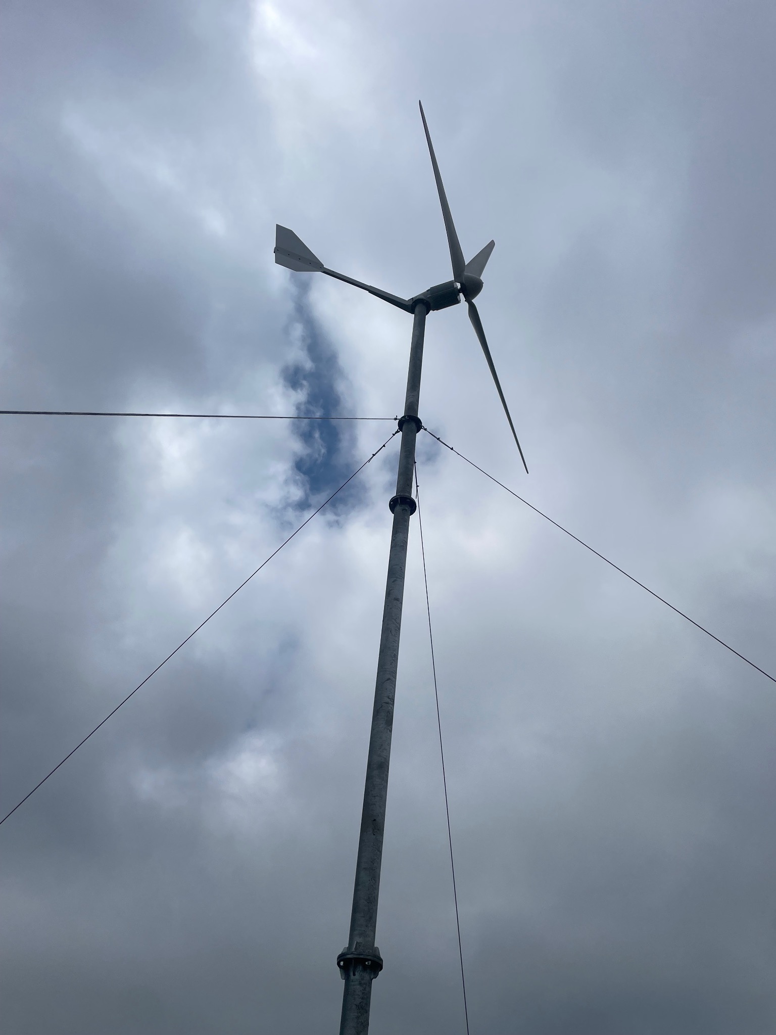 Turbina North 3,6kW na 9-ciometrowym maszcie. Montaż na gruncie