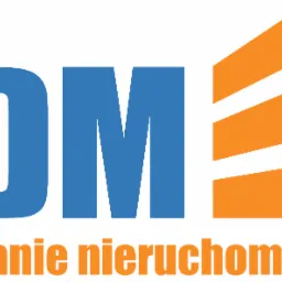 Grafika z niebieskim napisem 'ADM' i pomarańczowym tekstem 'zarządzanie nieruchomościami', obok stylizowane budynki w pomarańczowo-niebieskiej kolorystyce.