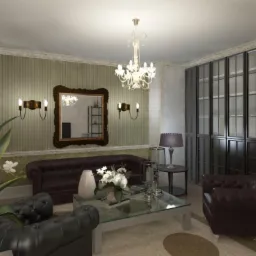 Elegancki salon z ciemnymi skórzanymi sofami, szklanym stolikiem kawowym, ozdobnym lustrem i żyrandolem kryształowym, uzupełniony kwiatami w wazonie i zegarem wiszącym.