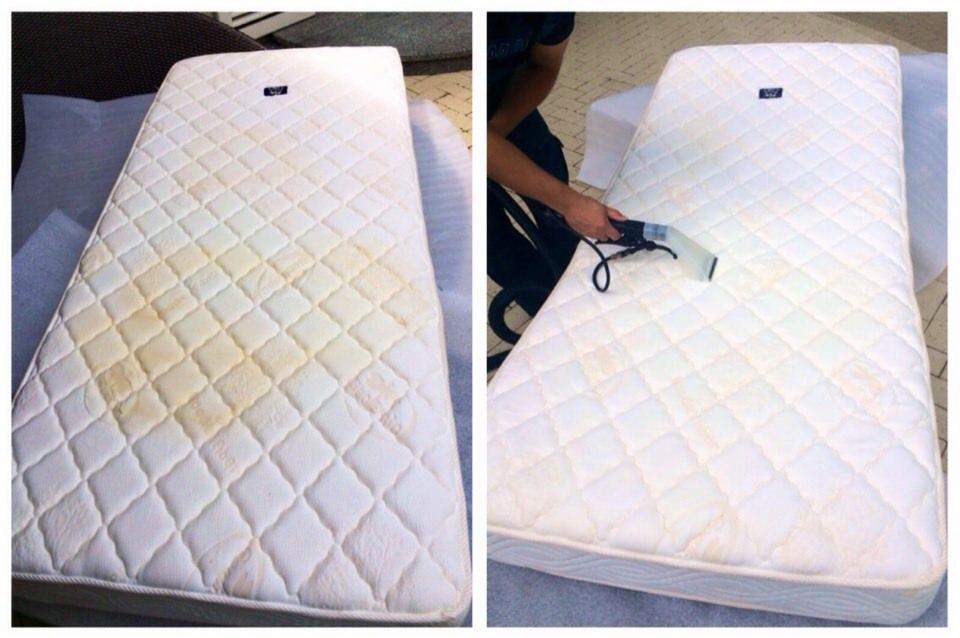 Porównanie materaca przed i po czyszczeniu parowym, widoczne plamy usunięte za pomocą specjalistycznego urządzenia.