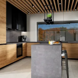 Wizualizacja nowoczesnej kuchni z drewnianymi frontami, czarnymi szafkami wiszącymi i szarą wyspą, oświetlona lampą wiszącą z rośliną, widok z okna na jesienne drzewa.