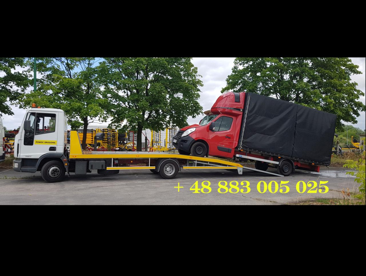 Biało-żółty pojazd pomocy drogowej z czerwonym samochodem dostawczym na platformie, widoczny numer telefonu na zdjęciu.