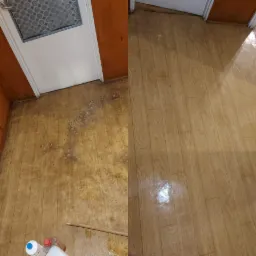 Por&oacute;wnanie podłogi przed i po czyszczeniu, widoczne plamy i zabrudzenia po lewej stronie oraz czysta, lśniąca powierzchnia po prawej, butelki środk&oacute;w czyszczących w rogu.