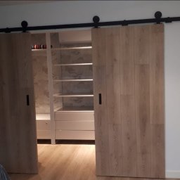 Drzwi przesuwne loft pokryte panelami podłogowymi 